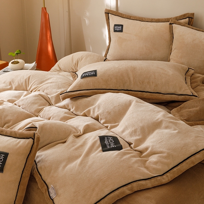 91家纺网 家纺一手货源 找家纺 蜜柚 2024新款纯色简约双拼高克重牛奶绒包边四件套 奶茶+可可咖