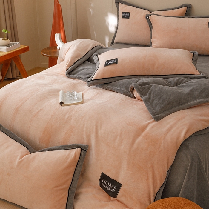 91家纺网 家纺一手货源 找家纺 蜜柚 2024新款纯色简约双拼高克重牛奶绒包边四件套 桃粉+高级灰