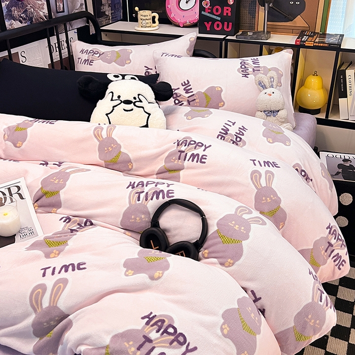 91家纺网 家纺一手货源 找家纺 HL原创 2024新款黑色场景印花牛奶绒四件套 紫韵兔兔