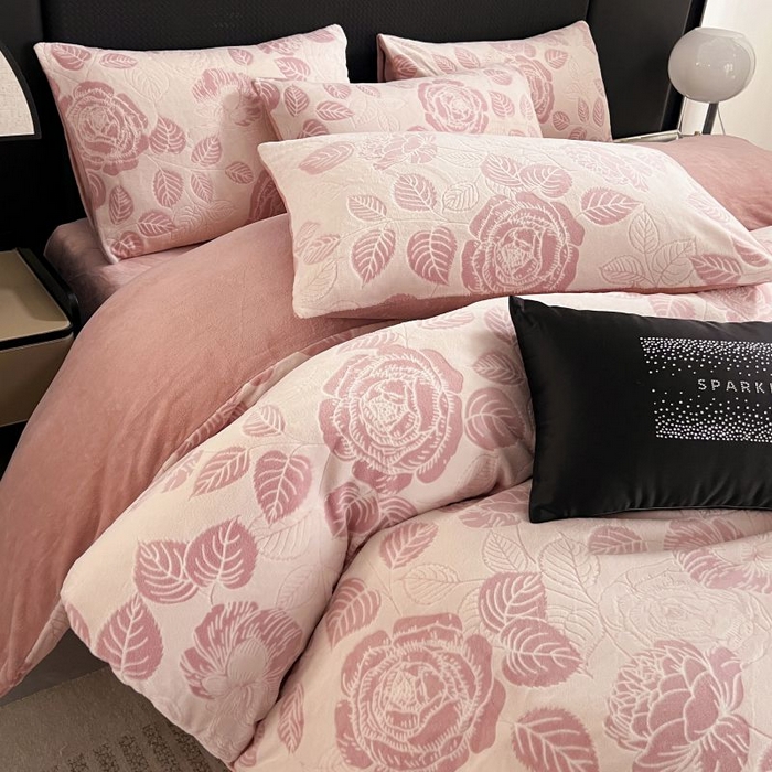 91家纺网 家纺一手货源 找家纺 HL原创 2024新款轻奢风雕花牛奶绒四件套 玫瑰庄园-粉