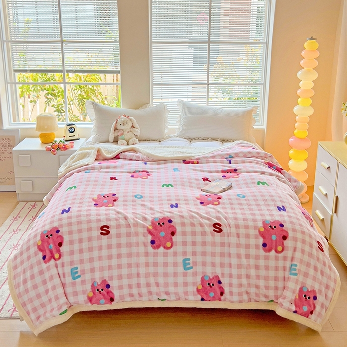 91家纺网 家纺一手货源 找家纺 鑫喜莱家纺 2024新款牛奶绒羊羔绒盖毯毛毯毯子午睡毯 粉格小怪兽