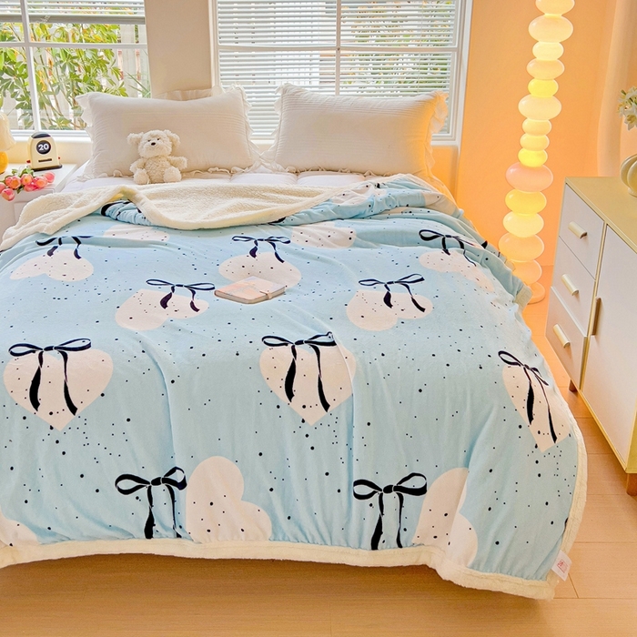 91家纺网 家纺一手货源 找家纺 鑫喜莱家纺 2024新款牛奶绒羊羔绒盖毯毛毯毯子午睡毯 蓝色蝴蝶结