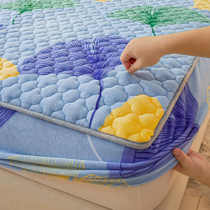 91家纺网 家纺一手货源 找家纺 卡伦家纺 2025新款A类牛奶绒大豆纤维抗菌夹棉床笠 金叶飘香