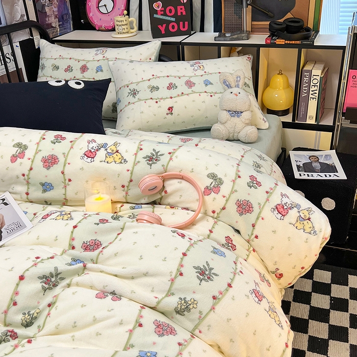 91家纺网 家纺一手货源 找家纺 HL原创 2024新款黑色场景印花牛奶绒四件套 粉黛小兔-绒