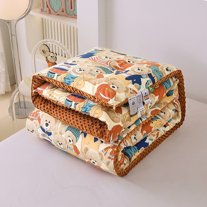 91家纺网 家纺一手货源 找家纺 爱宝被业 2025新款水洗棉双层纱豆豆绒被 熊熊乐园