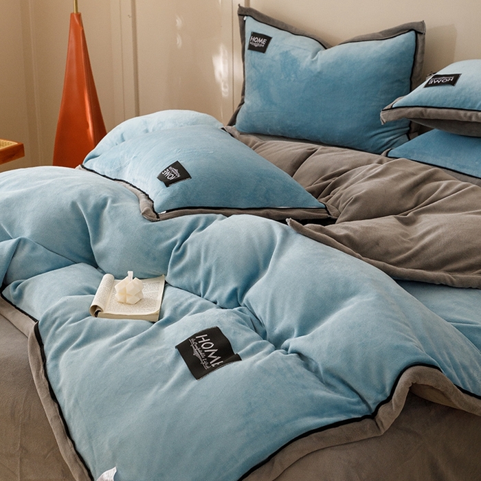 91家纺网 家纺一手货源 找家纺 蜜柚 2024新款纯色简约双拼高克重牛奶绒包边四件套 北极蓝+高级灰