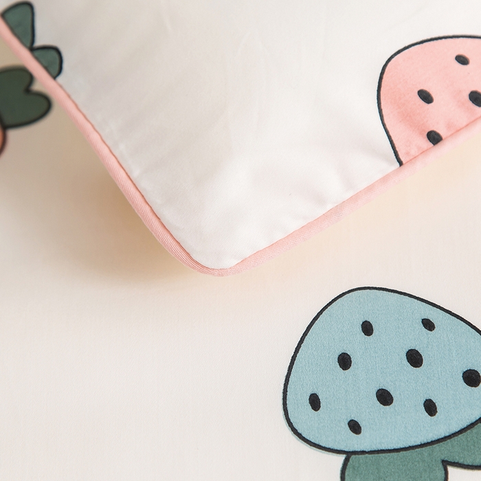 91家纺网 家纺一手货源 找家纺 2024新款A类60支印花儿童枕头套 草莓小町