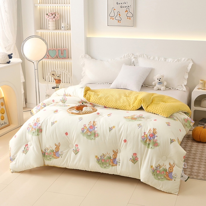 91家纺网 家纺一手货源 找家纺 爱宝被业 2025新款水洗棉双层纱豆豆绒被 彼得兔