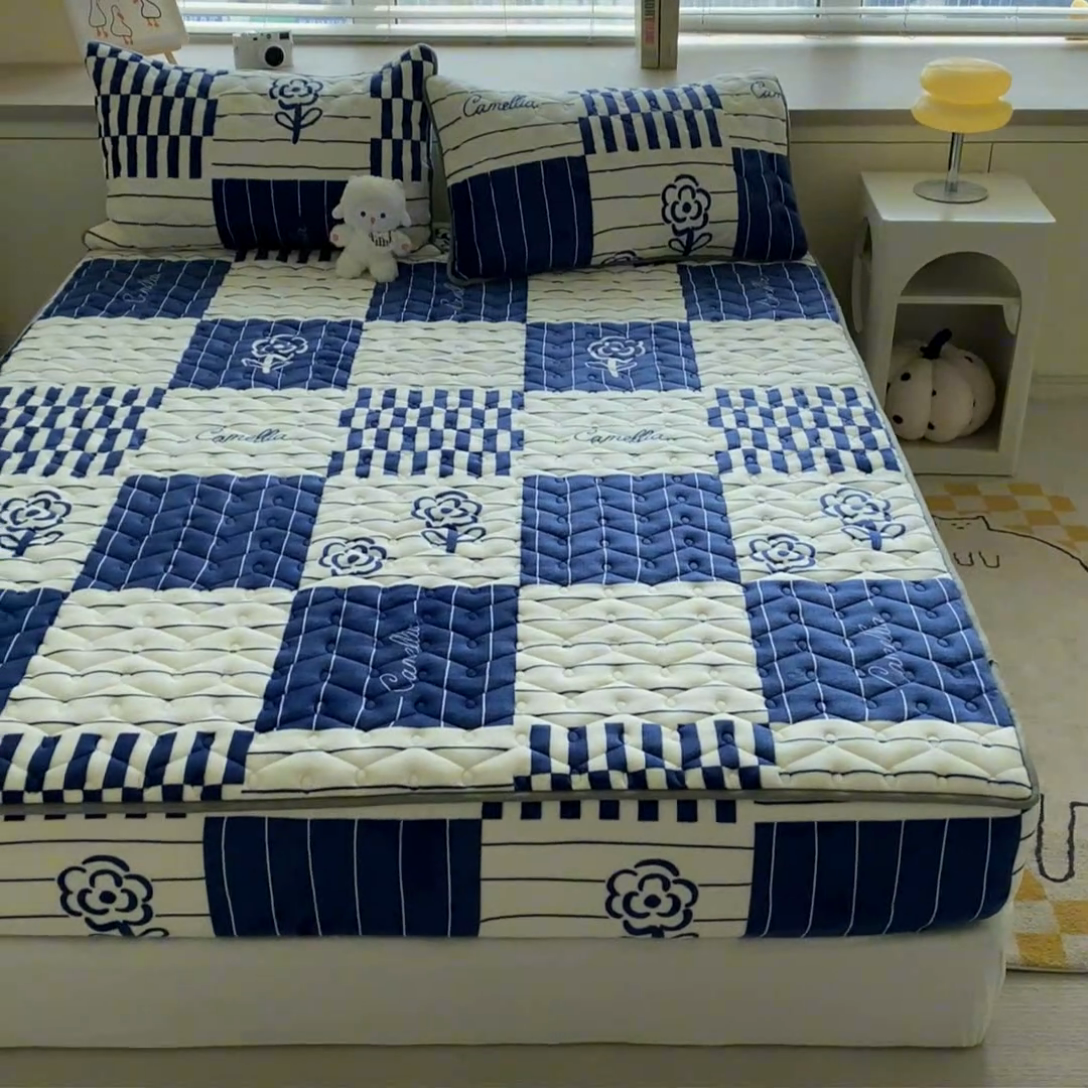 91家纺网 家纺一手货源 找家纺 卡伦家纺 2025新款A类牛奶绒大豆纤维抗菌夹棉床笠 花开一夏