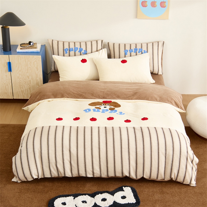 91家纺网 家纺一手货源 找家纺 呗旺鹿 2024新款高克重小清新拼接款毛巾绣牛奶绒四件套原创 苹果小狗