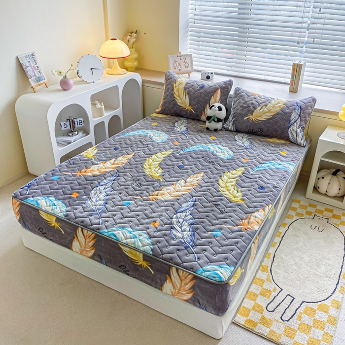 91家纺网 家纺一手货源 找家纺 卡伦家纺 2025新款A类牛奶绒大豆纤维抗菌夹棉床笠 轻羽飞扬