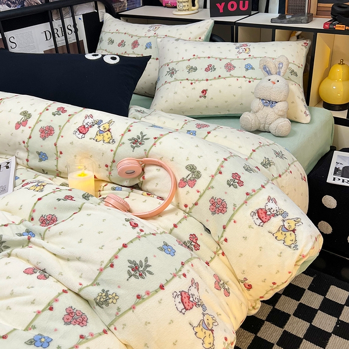 91家纺网 家纺一手货源 找家纺 HL原创 2024新款黑色场景印花牛奶绒四件套 粉黛小兔-绒