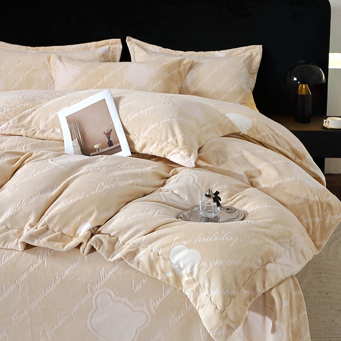 91家纺网 家纺一手货源 找家纺 席之家 2024新款A类平雕印花全消光260克雅丝绒四件套驼