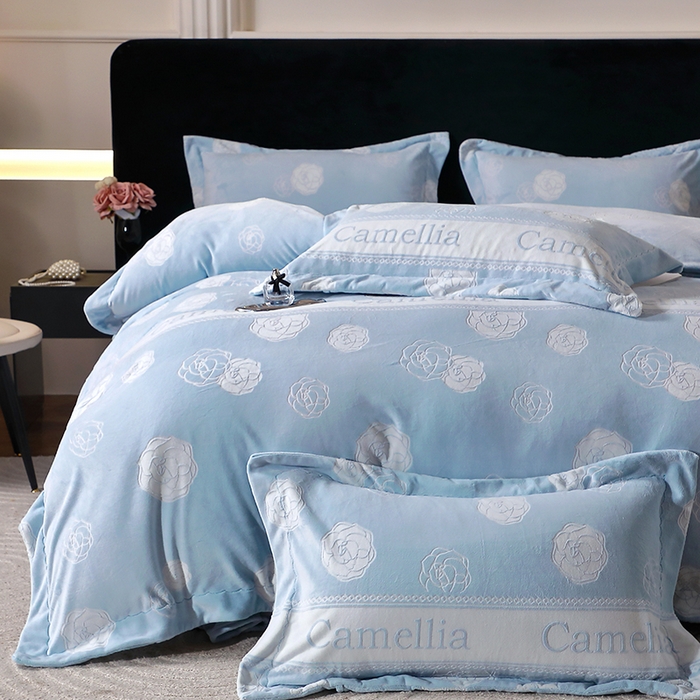 91家纺网 家纺一手货源 找家纺 席之家 2024新款A类平雕印花全消光260克雅丝绒四件套香奈茶花蓝