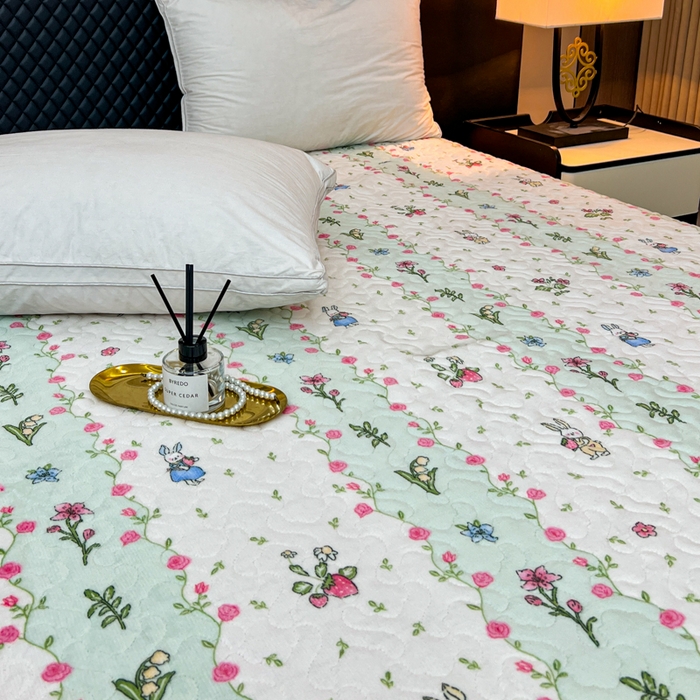 91家纺网 家纺一手货源 找家纺 有品 2025年牛奶绒花边5D跑量款夹棉床盖 花西子