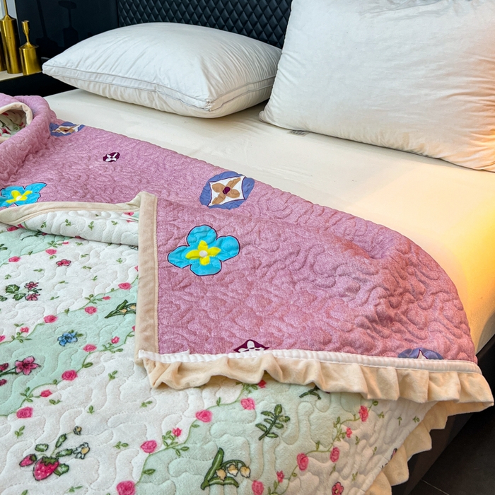 91家纺网 家纺一手货源 找家纺 有品 2025年牛奶绒花边5D跑量款夹棉床盖 花西子