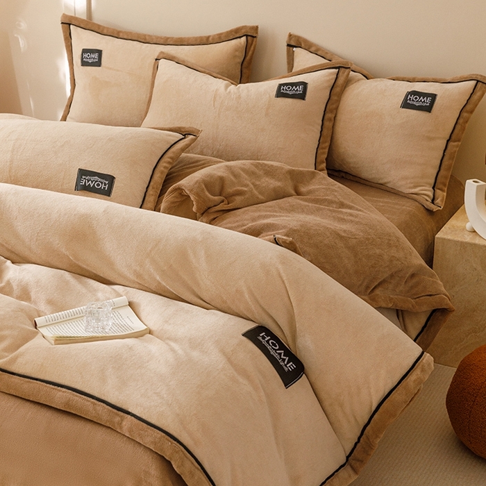 91家纺网 家纺一手货源 找家纺 蜜柚 2024新款纯色简约双拼高克重牛奶绒包边四件套 奶茶+可可咖