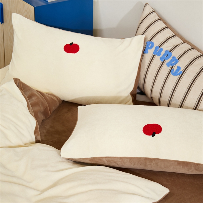 91家纺网 家纺一手货源 找家纺 呗旺鹿 2024新款高克重小清新拼接款毛巾绣牛奶绒四件套原创 苹果小狗