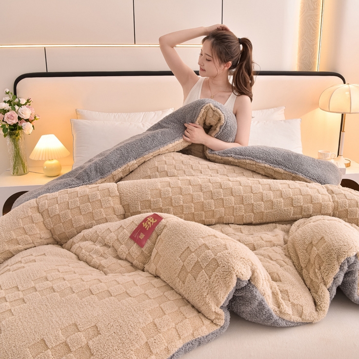 91家纺网 家纺一手货源 找家纺 2025全新塔芙绒冬被加厚牛奶绒羊羔绒被子被芯 暖绒卡其