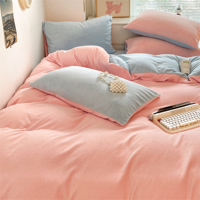 91家纺网 家纺一手货源 找家纺 857家居 2024新款A类牛奶绒纯色双拼四件套 冰激凌粉