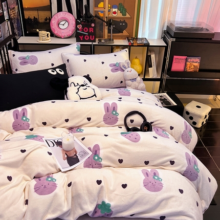 HL原创 2024新款黑色场景印花牛奶绒四件套 紫色草莓兔