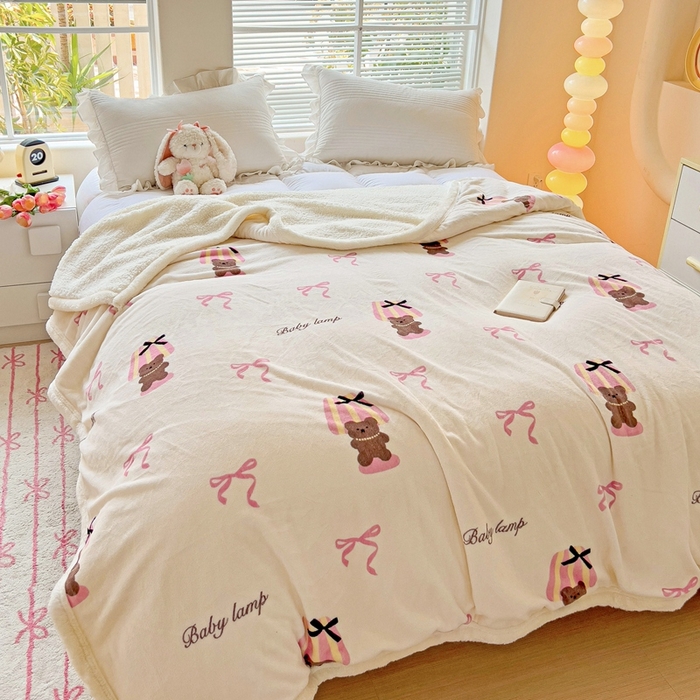 91家纺网 家纺一手货源 找家纺 鑫喜莱家纺 2024新款牛奶绒羊羔绒盖毯毛毯毯子午睡毯 蝴蝶结小熊