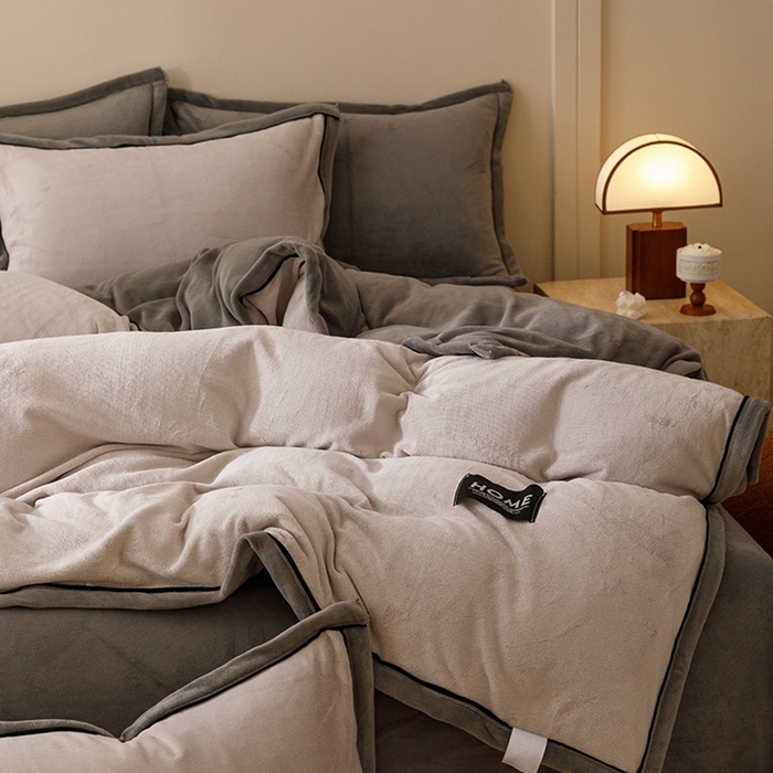 91家纺网 家纺一手货源 找家纺 蜜柚 2024新款纯色简约双拼高克重牛奶绒包边四件套 银灰+高级灰