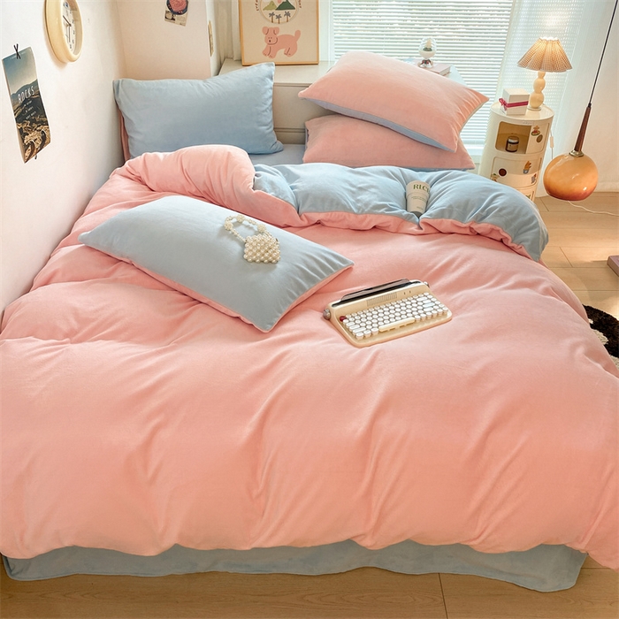 91家纺网 家纺一手货源 找家纺 857家居 2024新款A类牛奶绒纯色双拼四件套 冰激凌粉