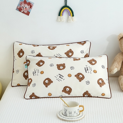 91家纺网 家纺一手货源 找家纺 2024新款A类60支印花儿童枕头套 饼干熊咖