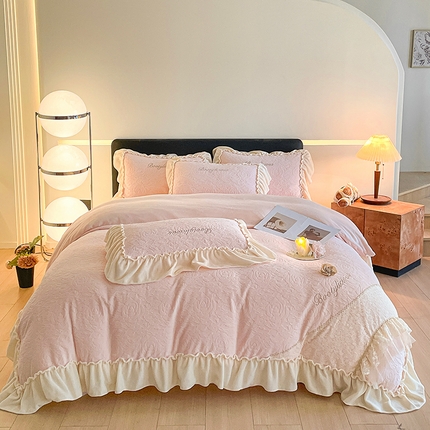 91家纺网 家纺一手货源 找家纺 嗯呢家纺 2024新款A类高克重全消光韩版雕花贴布绣牛奶绒四件套-玫瑰恋人 玫瑰恋人-樱花粉