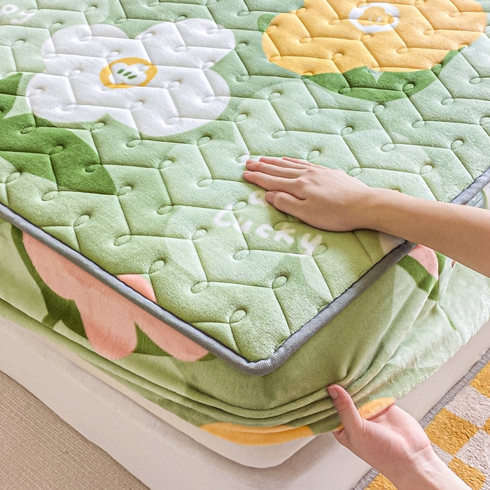 91家纺网 家纺一手货源 找家纺 卡伦家纺 2025新款A类牛奶绒大豆纤维抗菌夹棉床笠 花之谷