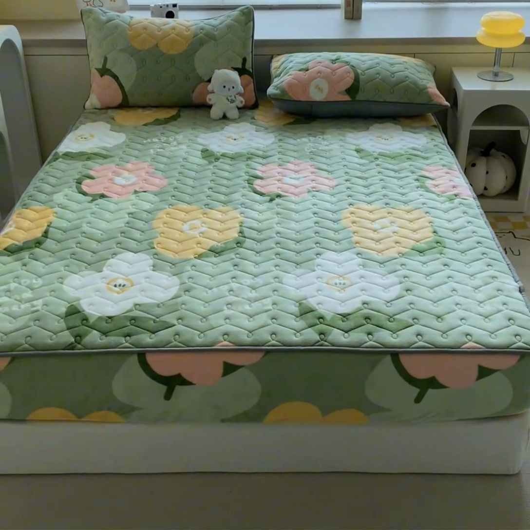 91家纺网 家纺一手货源 找家纺 卡伦家纺 2025新款A类牛奶绒大豆纤维抗菌夹棉床笠 花之谷