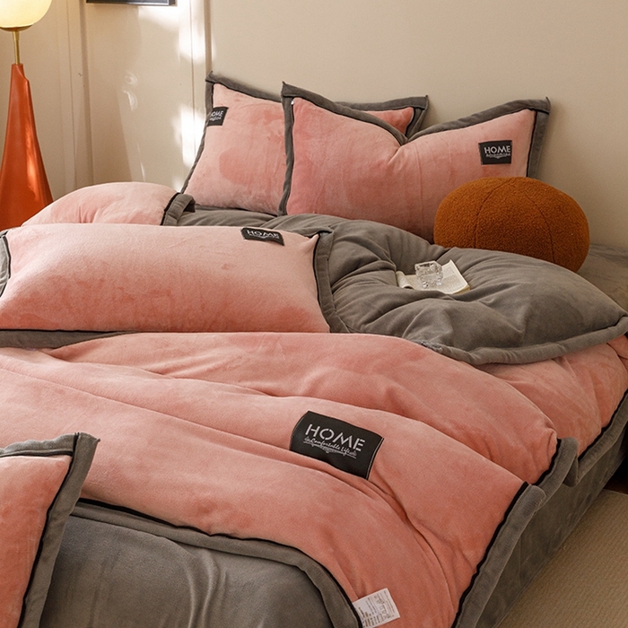 91家纺网 家纺一手货源 找家纺 蜜柚 2024新款纯色简约双拼高克重牛奶绒包边四件套 西瓜红+高级灰