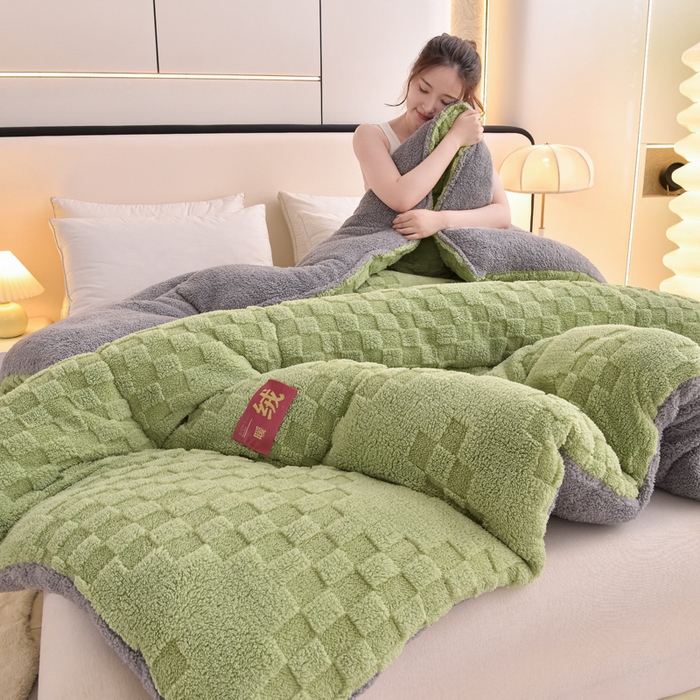 91家纺网 家纺一手货源 找家纺 2025全新塔芙绒冬被加厚牛奶绒羊羔绒被子被芯 暖绒绿