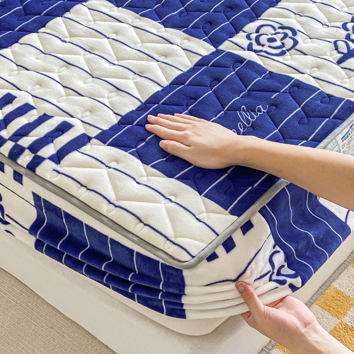 91家纺网 家纺一手货源 找家纺 卡伦家纺 2025新款A类牛奶绒大豆纤维抗菌夹棉床笠 花开一夏