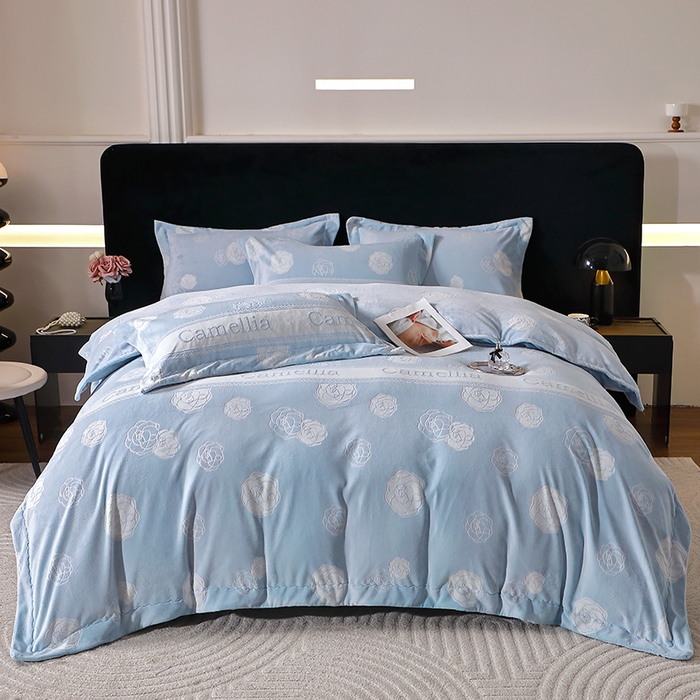 91家纺网 家纺一手货源 找家纺 席之家 2024新款A类平雕印花全消光260克雅丝绒四件套香奈茶花蓝