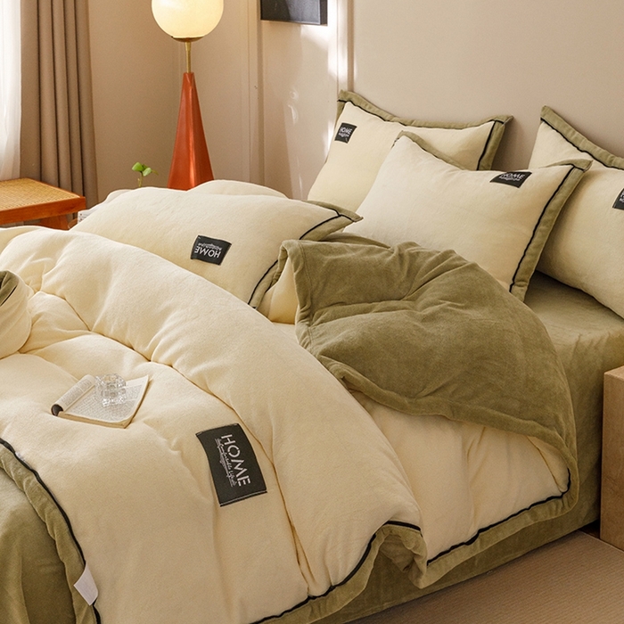 91家纺网 家纺一手货源 找家纺 蜜柚 2024新款纯色简约双拼高克重牛奶绒包边四件套 奶昔白+莫迪绿