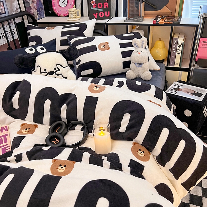 91家纺网 家纺一手货源 找家纺 HL原创 2024新款黑色场景印花牛奶绒四件套 巧克力豆