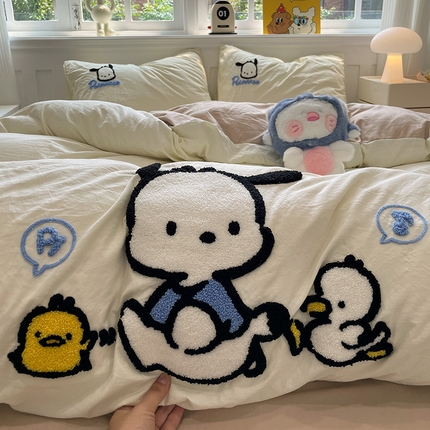 91家纺网 家纺一手货源 找家纺 奈颜 2024正版授权三丽鸥爆款超柔水洗棉纯色毛巾绣四件套学生三件套（含防伪吊牌）-摄影图 怕哈狗-乳白+奶茶