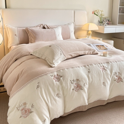 91家纺网 家纺一手货源 找家纺 （总）金牛座家纺 2025新款牛奶绒拼接刺绣四件套-遇见系列