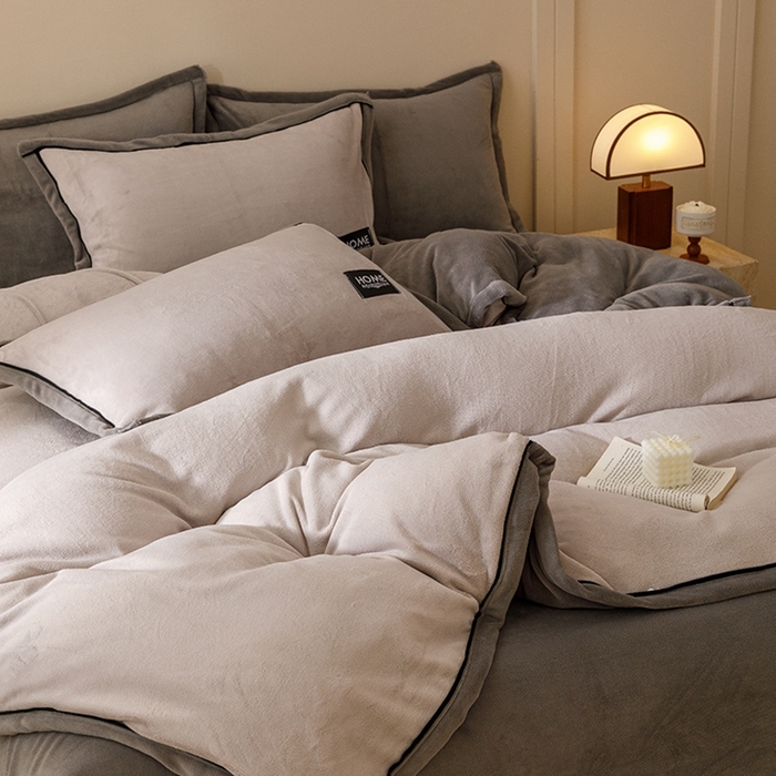 91家纺网 家纺一手货源 找家纺 蜜柚 2024新款纯色简约双拼高克重牛奶绒包边四件套 银灰+高级灰