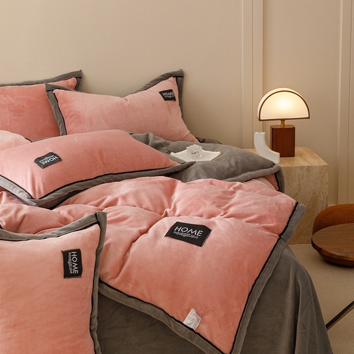 91家纺网 家纺一手货源 找家纺 蜜柚 2024新款纯色简约双拼高克重牛奶绒包边四件套 西瓜红+高级灰