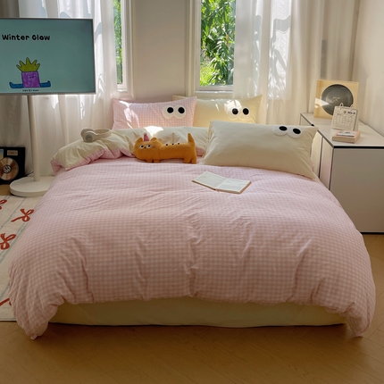 91家纺网 家纺一手货源 找家纺 2024新款ins水洗棉色织大眼睛毛巾绣花多巴胺少女纯棉系列四件套 棉毛巾绣-大眼粉格奶黄