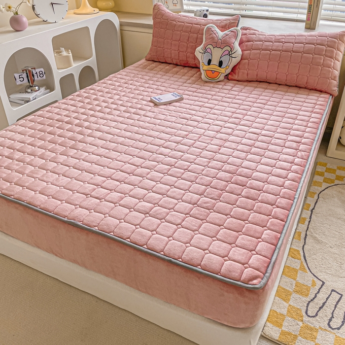 91家纺网 家纺一手货源 找家纺 卡伦家纺 2025新款A类牛奶绒大豆纤维抗菌夹棉床笠 红豆沙