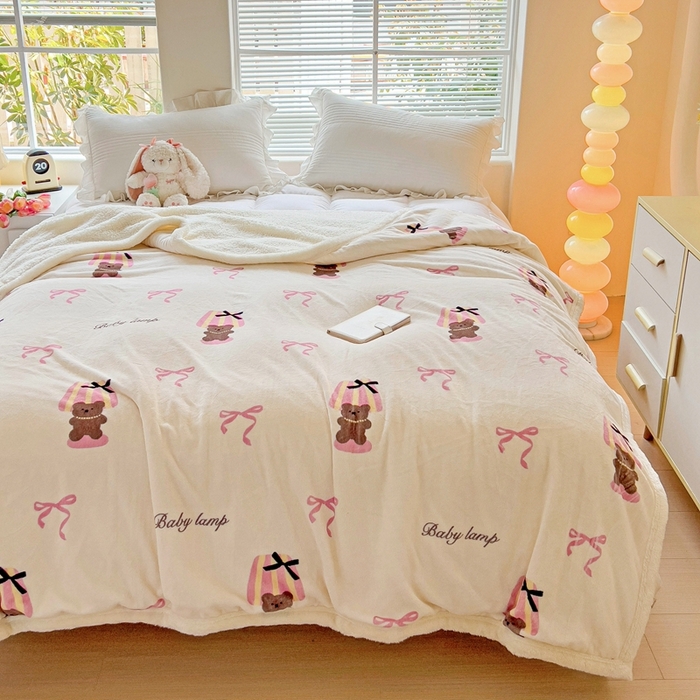 91家纺网 家纺一手货源 找家纺 鑫喜莱家纺 2024新款牛奶绒羊羔绒盖毯毛毯毯子午睡毯 蝴蝶结小熊