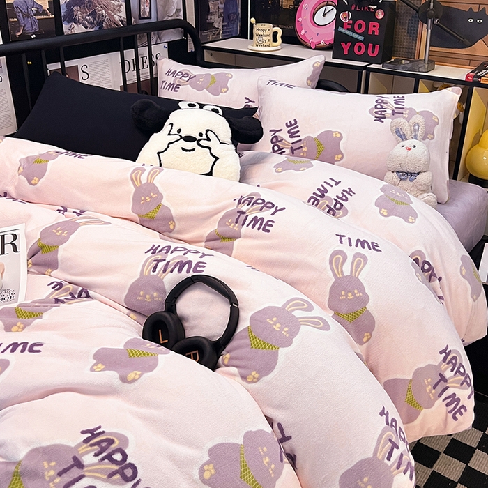 91家纺网 家纺一手货源 找家纺 HL原创 2024新款黑色场景印花牛奶绒四件套 紫韵兔兔