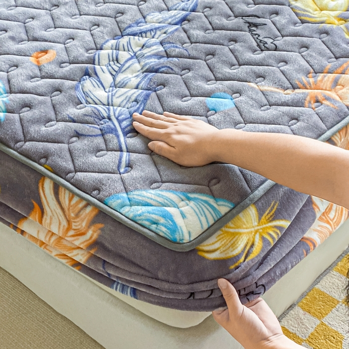 91家纺网 家纺一手货源 找家纺 卡伦家纺 2025新款A类牛奶绒大豆纤维抗菌夹棉床笠 轻羽飞扬