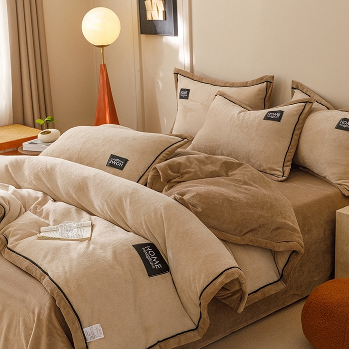 91家纺网 家纺一手货源 找家纺 蜜柚 2024新款纯色简约双拼高克重牛奶绒包边四件套 奶茶+可可咖