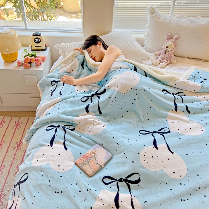 91家纺网 家纺一手货源 找家纺 鑫喜莱家纺 2024新款牛奶绒羊羔绒盖毯毛毯毯子午睡毯 蓝色蝴蝶结