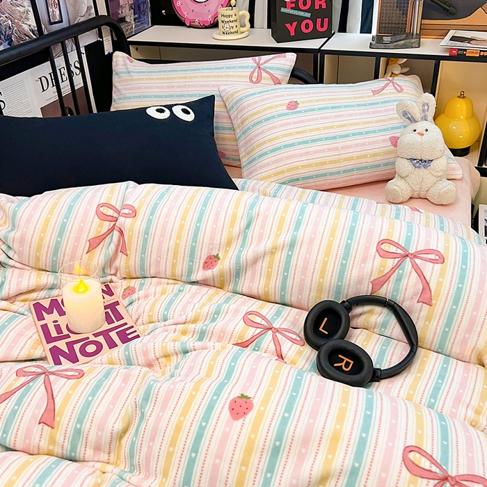 91家纺网 家纺一手货源 找家纺 HL原创 2024新款黑色场景印花牛奶绒四件套 彩虹糖